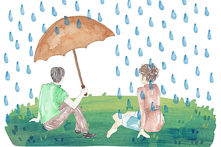 Ein Mann schützt sich vor dem Regen mit einem Regenschirm, die Frau sitzt daneben im Regen