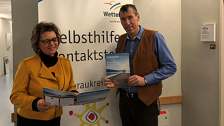 Prof. Dr. Reinhold Merbs und Anette Obleser präsentieren die 45. Ausgabe der Selbsthilfezeitung für die Wetterau