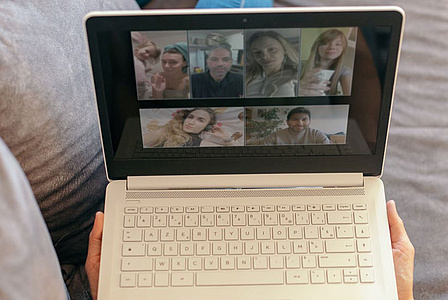Laptop, Bildschirm sechs Teilnehmer/innen sichtbar, die an einer Videokonferenz teilnehmen.