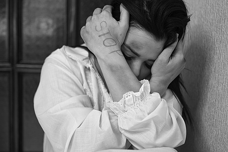 DianaCibotari auf Pixabay. Frau verschränkt Hände vor Gesicht, schützt sich vor Gewalt. STOP steht auf dem einen Arm geschrieben.
