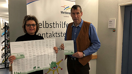 Prof. Dr. Reinhold Merbs und Anette Obleser präsentieren das neue Faltblatt